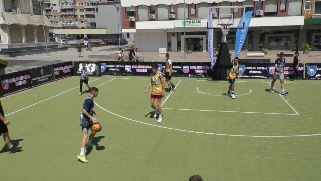 Start spectaculos la Campionatul Județean de Baschet 3x3 „Iubim Dâmbovița”, ediția a IV-a, în inima Târgoviștei. VIDEO