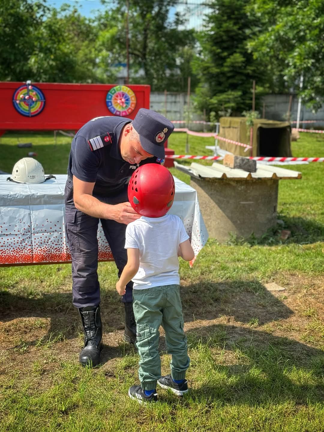 Copiii au descoperit lumea pompierilor la Ziua Porților Deschise ISU Dâmbovița