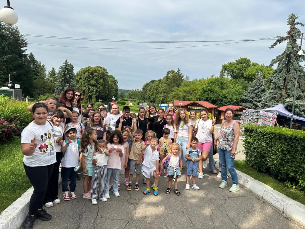 Copiii din Răcari, într-o zi de poveste la Zoo Târgoviște