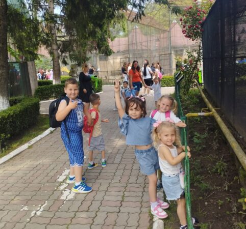 Copiii din Răcari, într-o zi de poveste la Zoo Târgoviște