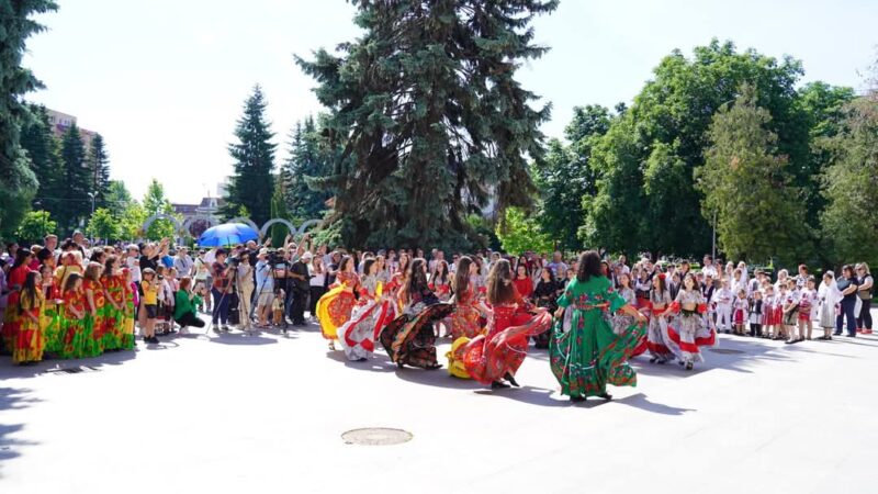 Dâmbovița multiculturală: Tradițiile prind viață în inima județului!
