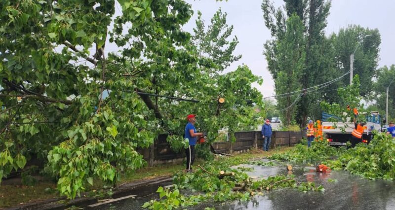 După o dimineață caniculară, natura se dezlănțuie cu grindină și ploi torențiale în mai multe zone din țară