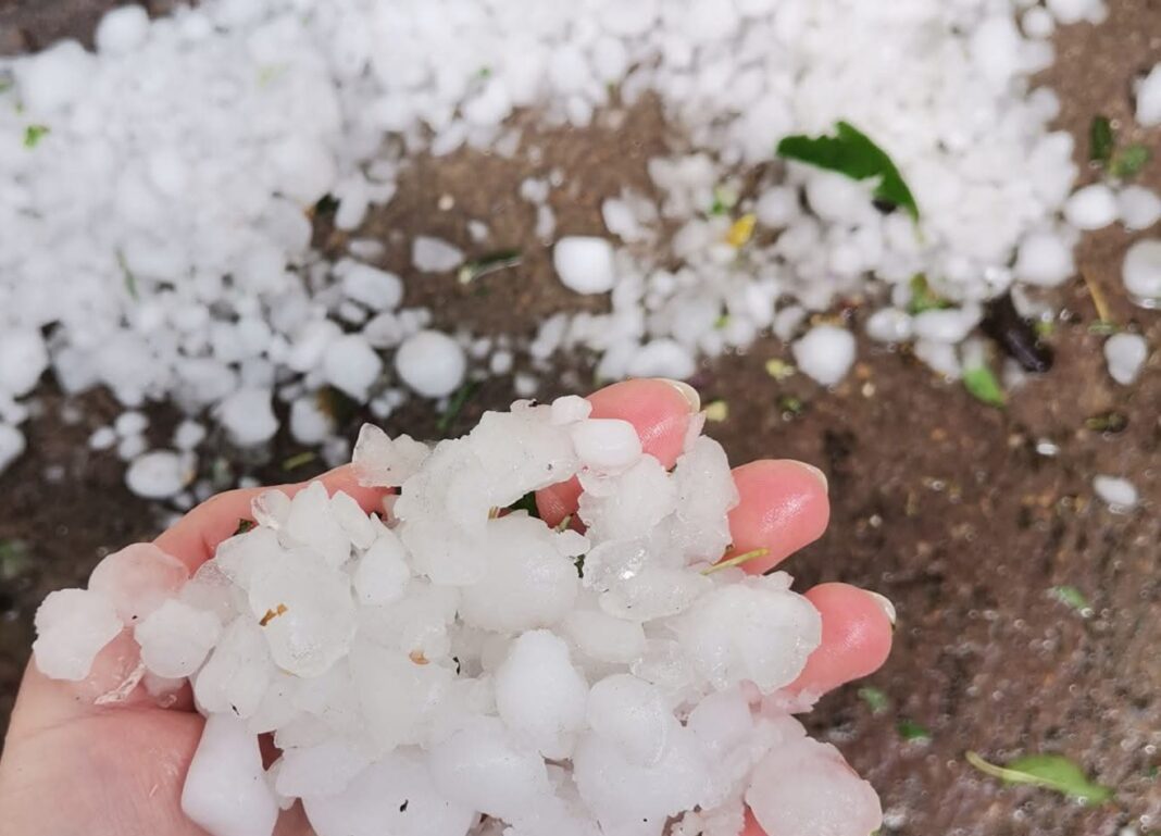 După o dimineață caniculară, natura se dezlănțuie cu grindină și ploi torențiale în mai multe zone din țară
