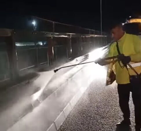 Igienizarea nocturnă a podurilor și pasajelor din Târgoviște, pentru un oraș mai curat și sigur