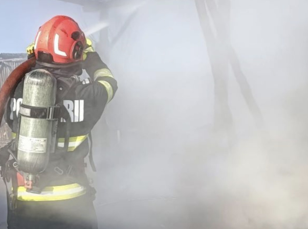 Incendiu la o anexă gospodărească în orașul Titu, intervenție rapidă a pompierilor