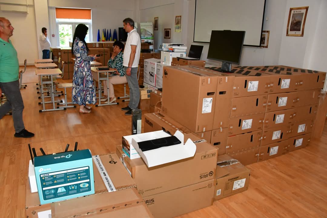 Investiție majoră în educație: Școlile din Răcari, complet dotate cu echipamente moderne și mobilier nou