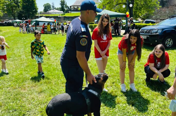 Jandarmii dâmbovițeni, alături de cei mici în „Orășelul Copiilor” din Parcul Chindia Jandarmii dâmbovițeni, alături de cei mici în „Orășelul Copiilor” din Parcul Chindia