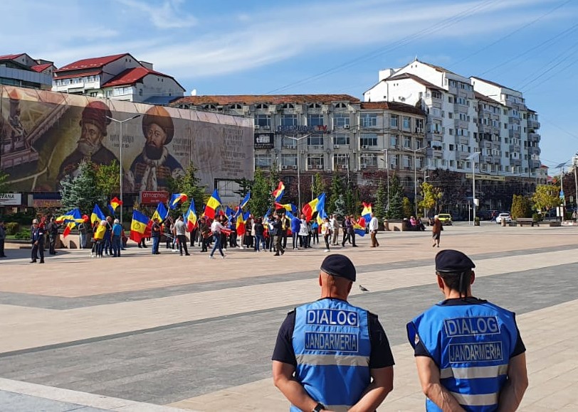 Jandarmii dâmbovițeni asigură ordinea publică la un protest în Piața Tricolorului, Târgoviște