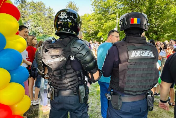 Jandarmii dâmbovițeni, alături de cei mici în „Orășelul Copiilor” din Parcul Chindia