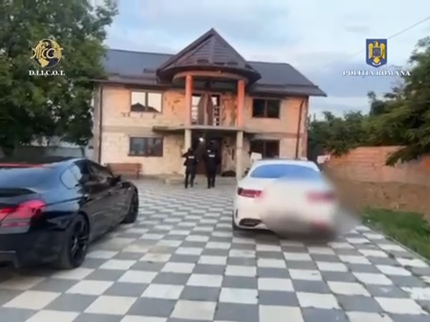 Percheziții în Dâmbovița: 10 persoane reținute pentru constituirea unui grup infracțional organizat și proxenetism