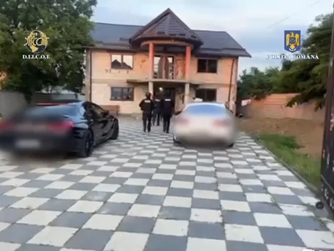 Percheziții în Dâmbovița: 10 persoane reținute pentru constituirea unui grup infracțional organizat și proxenetism