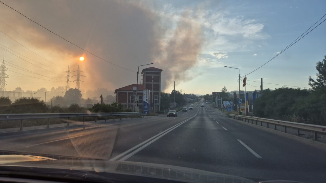 Pompierii continuă lupta incendiul de la groapa de gunoi menajer din  Aninoasa