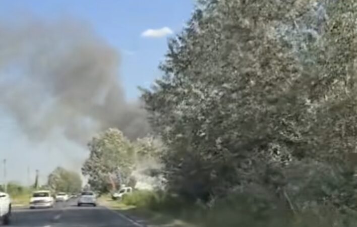 Pompierii continuă lupta incendiul de la groapa de gunoi menajer din Aninoasa