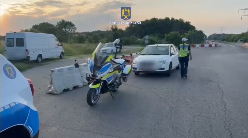 Răsărit cu girofar, șoferii vitezomani și amețiți, treziți la realitate de poliție Răsărit cu girofar, șoferii vitezomani și amețiți, treziți la realitate de poliție