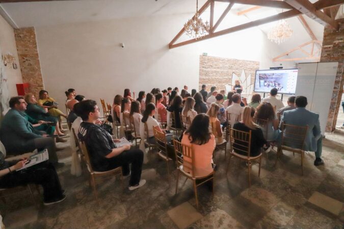 Tinerii studenți ai Facultății de Științe Economice învață despre energia verde la conferința „Dimensiuni globale privind energia regenerabilă"