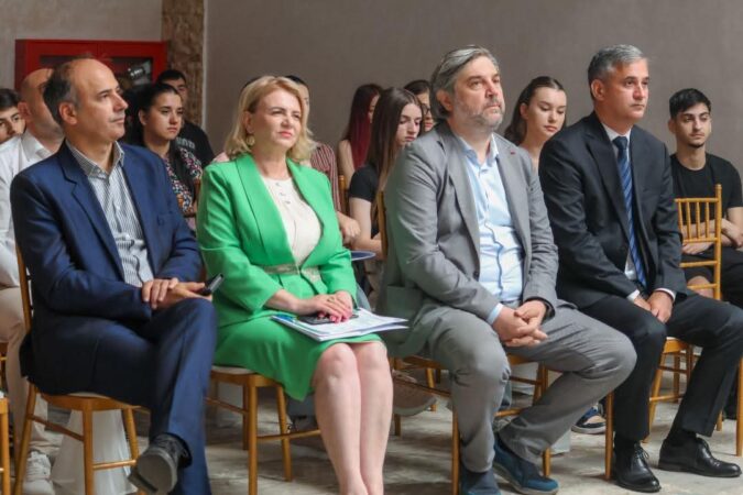 Tinerii studenți ai Facultății de Științe Economice învață despre energia verde la conferința „Dimensiuni globale privind energia regenerabilă"