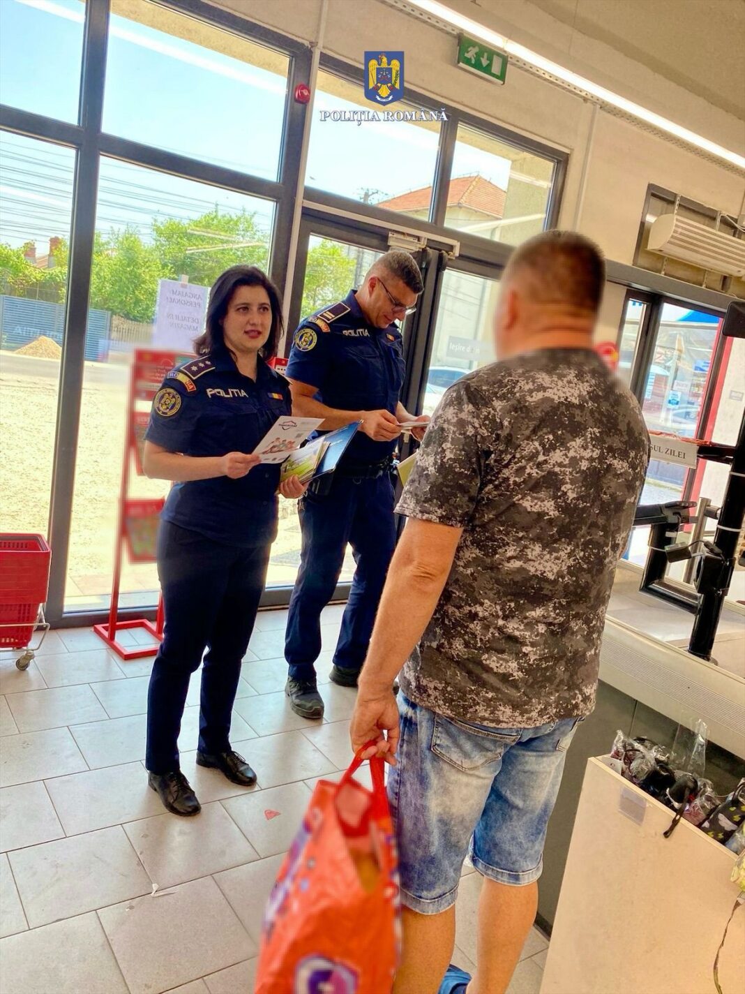 Ziua Europeană de Prevenire a Furturilor din locuință, marcată de polițiștii dâmbovițeni cu acțiuni directe în comunitate