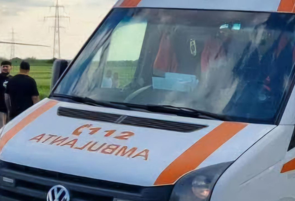 Accident de muncă grav la Găești: Tânăr rănit după ce a fost surprins de o rolă de tablă