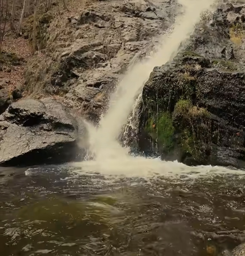 Cascada Lotrișor, răspunsul naturii la caniculă!