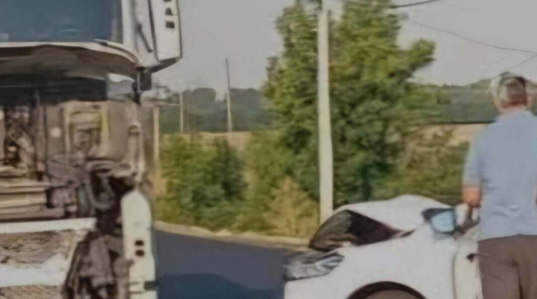 Coliziune între două autoturisme și un TIR pe DN 72: Două persoane transportate la spital