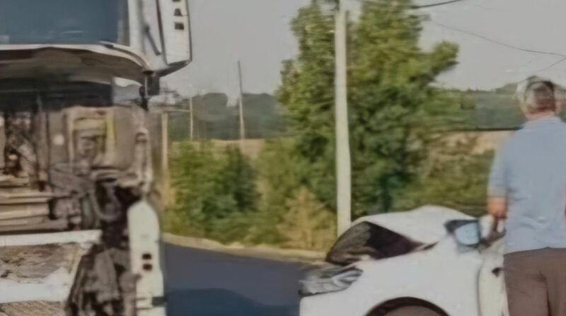 Coliziune între două autoturisme și un TIR pe DN 72: Două persoane transportate la spital Coliziune între două autoturisme și un TIR pe DN 72: Două persoane transportate la spital