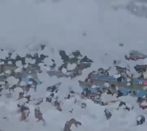 „Litoralul de acasă” la Complexul Turistic de Natație Târgoviște: Spumă Party în weekendul canicular