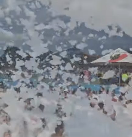 „Litoralul de acasă” la Complexul Turistic de Natație Târgoviște: Spumă Party în weekendul canicular