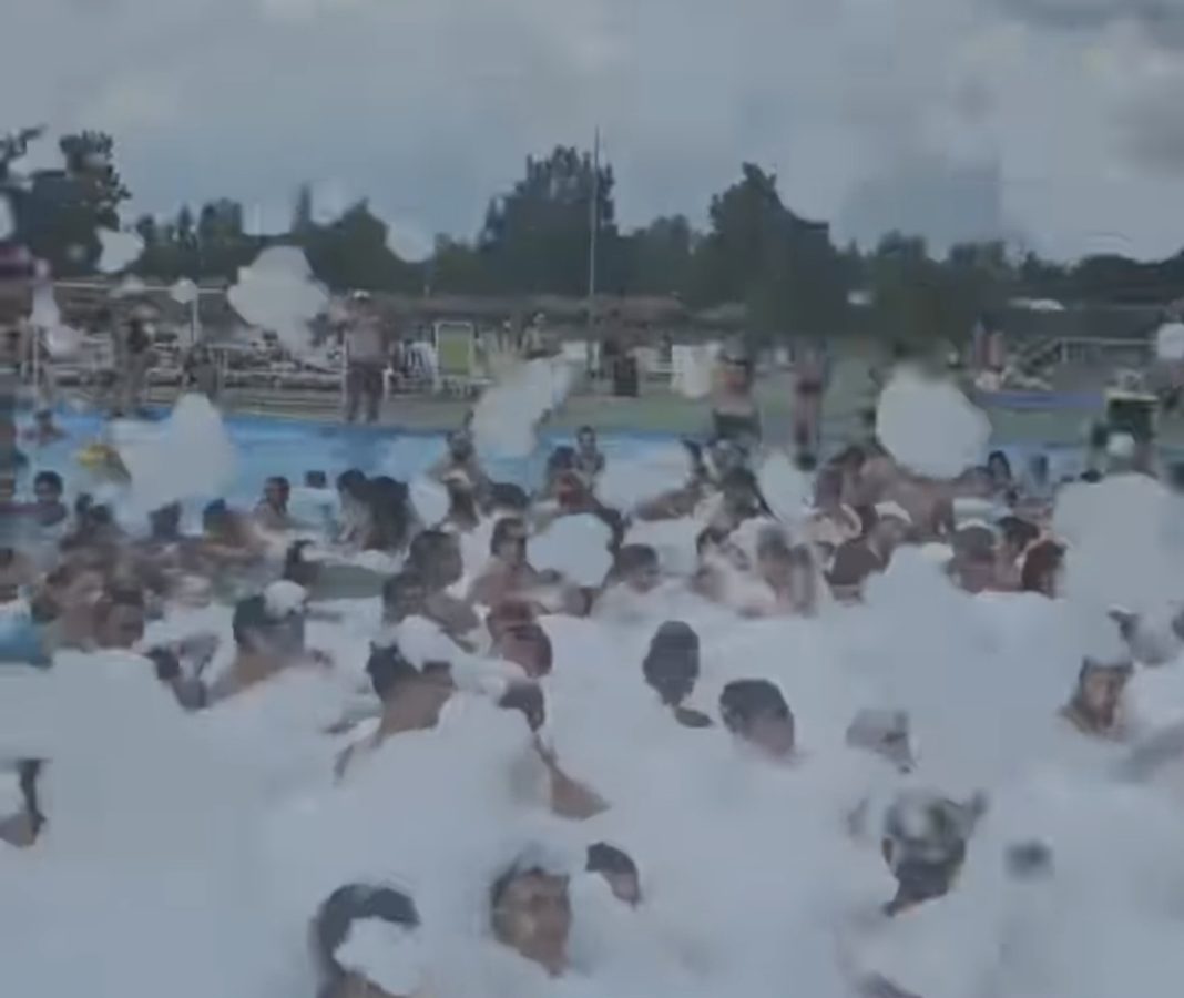 „Litoralul de acasă” la Complexul Turistic de Natație Târgoviște: Spumă Party în weekendul canicular