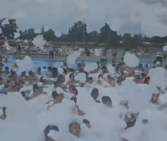 „Litoralul de acasă” la Complexul Turistic de Natație Târgoviște: Spumă Party în weekendul canicular