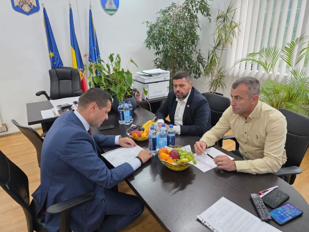 Președintele Consiliului Județean Dâmbovița, Corneliu Ștefan, și prefectul județului, Marian Tănase, în vizită de lucru în nordul județului