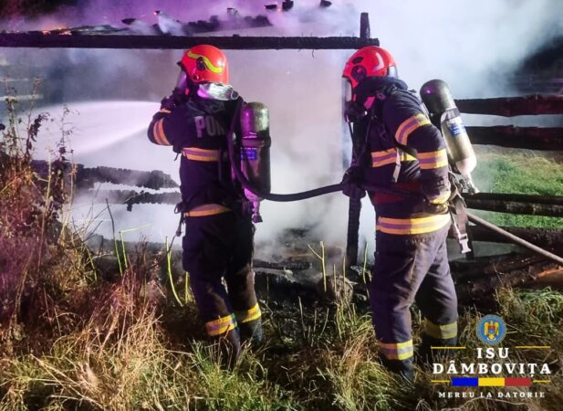 Incendiu în miez de noapte la Târgoviște: Anexă gospodărească, mistuită de flăcări
