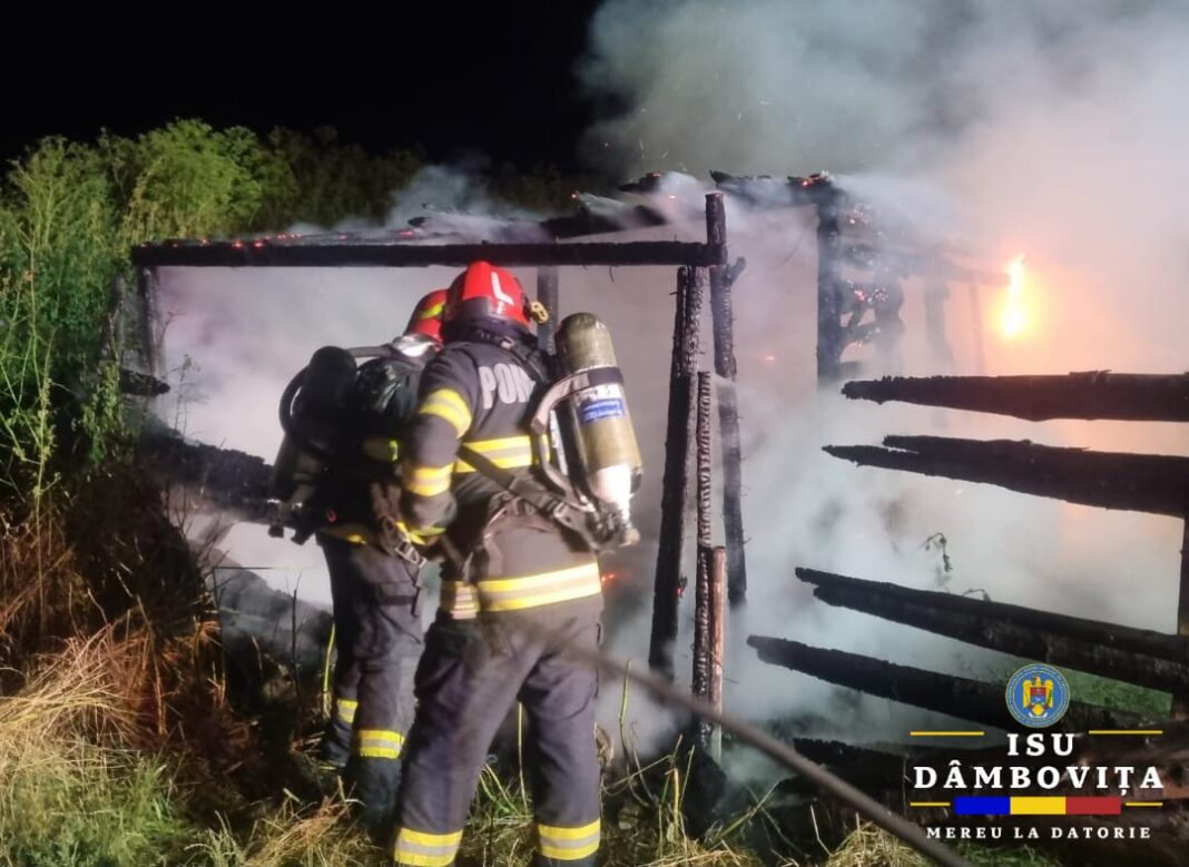 Incendiu în miez de noapte la Târgoviște: Anexă gospodărească, mistuită de flăcări