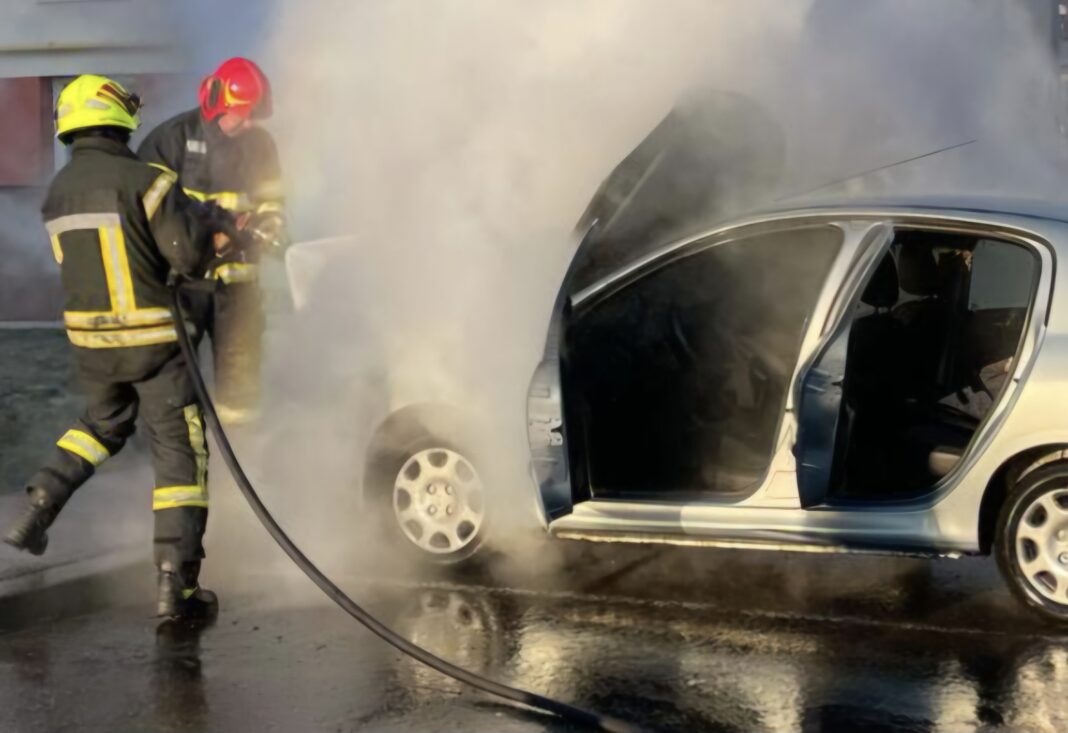 Incendiu la un autoturism în comuna Bucșani, satul Racoviță