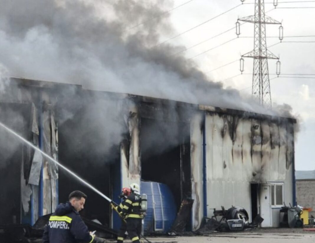 Incendiu puternic la un service auto din Pietroșița