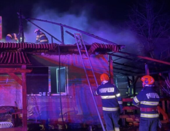 Incendiu violent în Cândești-Deal, pompierii au intervenit de urgență pentru a salva o gospodărie