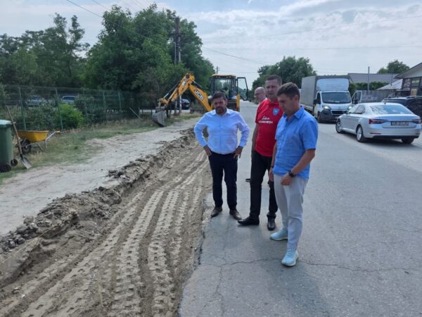 Investiții verificate la pas: Președintele CJ Dâmbovița, Corneliu Ștefan și prefectul Marian Tănase, în vizită pe șantierele din județ Investiții verificate la pas: Președintele CJ Dâmbovița, Corneliu Ștefan și prefectul Marian Tănase, în vizită pe șantierele din județ