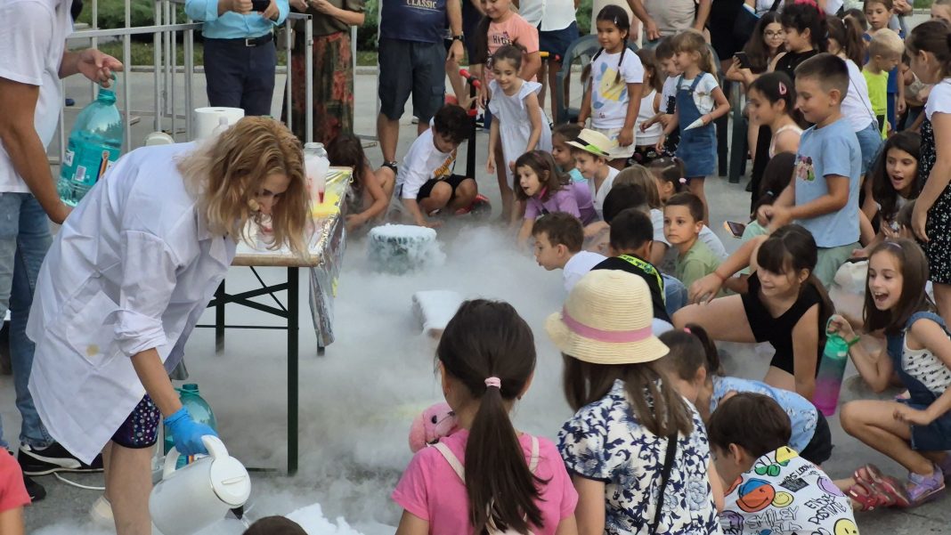 Mimesis Fest 2025 a început la Târgoviște: Teatrul pentru copii transformă Piața Mihai Viteazul într-o lume a poveștilor. VIDEO