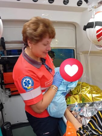 Naștere în ambulanță, la Ludești: Mama și copilul sunt în stare bună