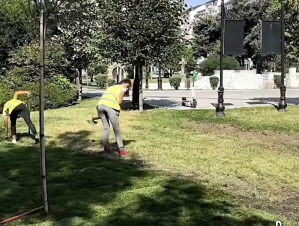 Se lucrează intens în Parcul Mitropoliei din Târgoviște