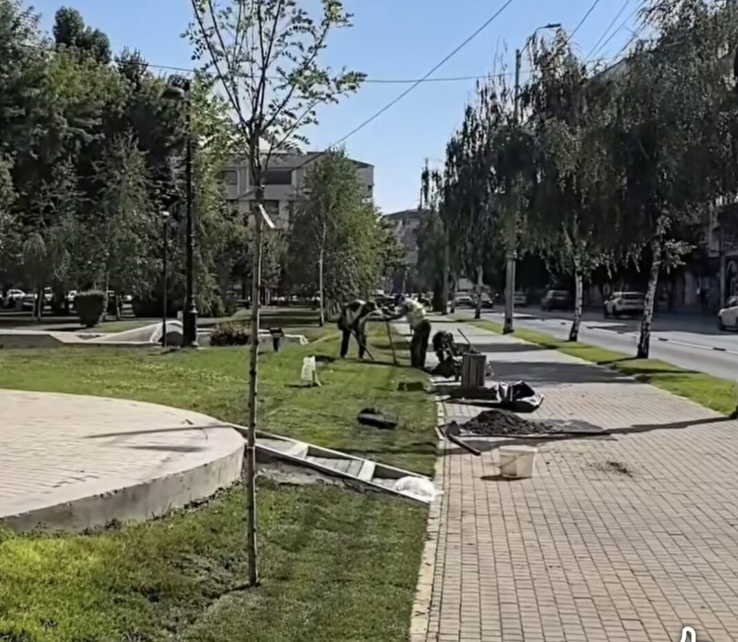 Se lucrează intens în Parcul Mitropoliei din Târgoviște