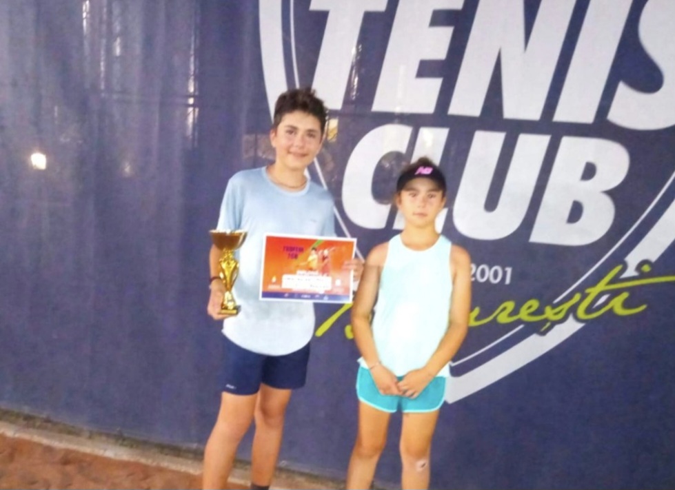 Tenismeni dâmbovițeni strălucesc la turneul TCB din București: Teodora și Matei Bucura campioni la categoriile U10 și U15