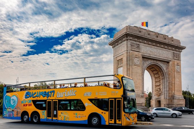Autobuzele turistice revin pe străzile Bucureștiului