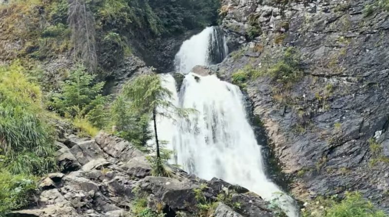 Imaginile zilei: Cascada Vălul Miresei, o bijuterie a naturii Imaginile zilei: Cascada Vălul Miresei, o bijuterie a naturii