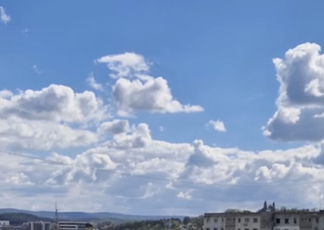 Dimineața răcoroasă în Dâmbovița, ziua aduce soare și temperaturi ridicate