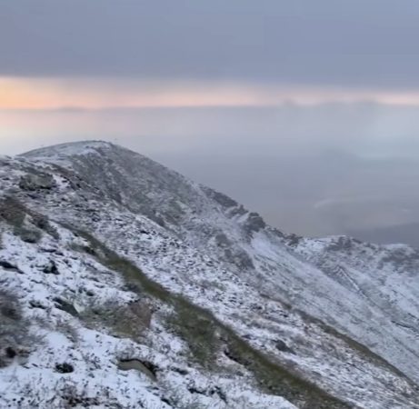 Imaginile zilei: Primii fulgi de zăpadă surprinși la Stația Meteo Omu