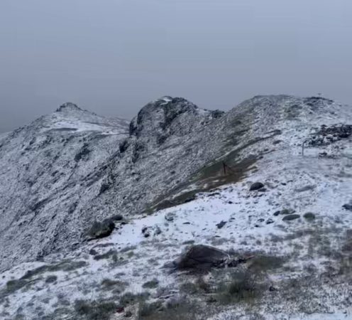 Imaginile zilei: Primii fulgi de zăpadă surprinși la Stația Meteo Omu Imaginile zilei: Primii fulgi de zăpadă surprinși la Stația Meteo Omu