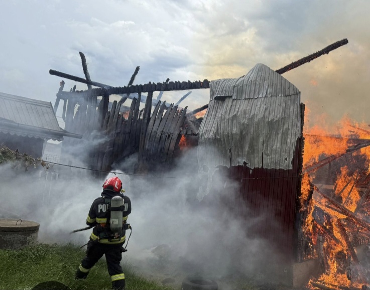 Incendiu la o anexă în comuna Brezoaele 