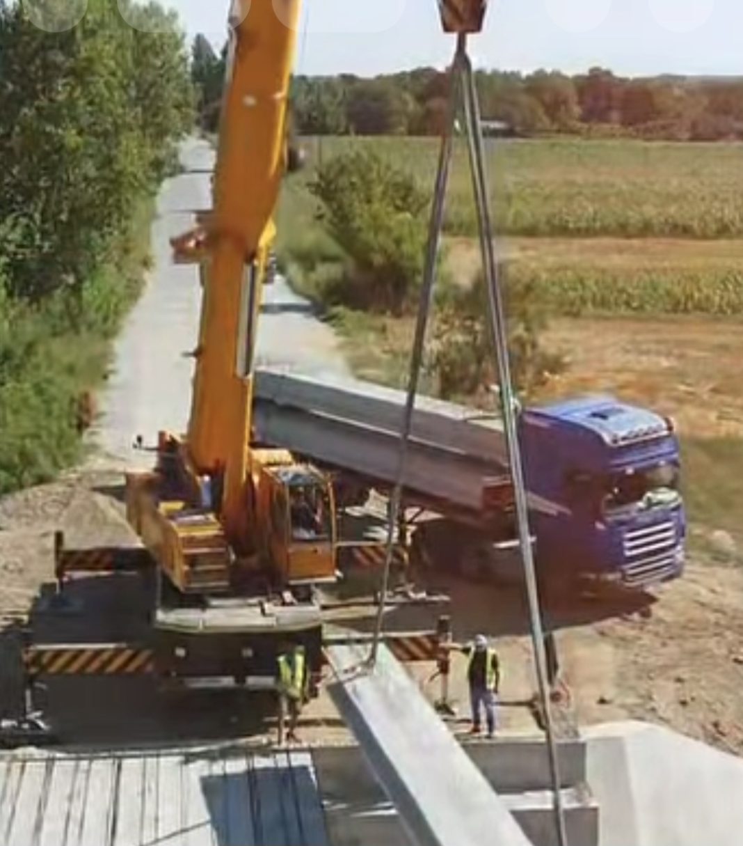 Lucrările de modernizare pe DJ 720A continuă în ritm susținut Președintele Consiliului Județean Dâmbovița, Corneliu Ștefan, a anunțat că lucrările de modernizare a drumului județean DJ 720A – Gura Ocniței – Adânca – Bucșani – Mărcești – Finta – Postârnacu – DN1A avansează în forță, cu scopul de a reda traficului acest traseu în condiții optime, cât mai curând posibil. Traseul modernizat are o lungime de 28,9 km și străbate localitățile:Adânca (Gura Ocniței),Bucșani,Mărcești (comuna Dobra),Finta,Postârnacu (comuna Cornești) cu ieșire în DN1A. Valoarea totală a investiției se ridică la aproximativ 107 milioane de lei, fonduri care vor fi utilizate pentru:reabilitarea completă a carosabilului,consolidări,amenajarea podețelor și rigolelor,creșterea siguranței rutiere și îmbunătățirea confortului pentru toți participanții la trafic. „Este un drum extrem de important pentru mobilitatea din zona de sud a județului, iar modernizarea lui va însemna nu doar o circulație mai sigură, ci și un impuls pentru dezvoltarea locală. Ne ținem de cuvânt și ducem la capăt fiecare investiție asumată pentru Dâmbovița!”, a transmis președintele Corneliu Ștefan. Traficul în zonă se desfășoară în condiții specifice șantierului, cu restricții temporare, iar autoritățile recomandă prudență și respectarea semnalizării rutiere.