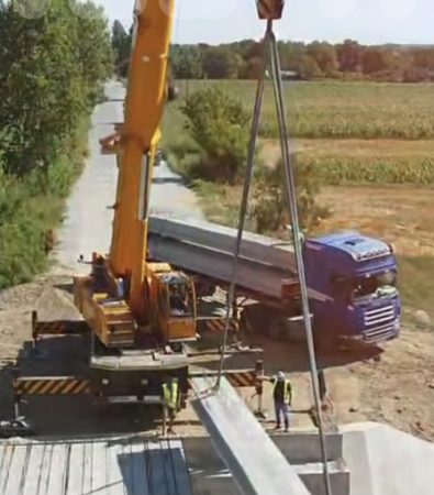 Lucrările de modernizare pe DJ 720A continuă în ritm susținut Președintele Consiliului Județean Dâmbovița, Corneliu Ștefan, a anunțat că lucrările de modernizare a drumului județean DJ 720A – Gura Ocniței – Adânca – Bucșani – Mărcești – Finta – Postârnacu – DN1A avansează în forță, cu scopul de a reda traficului acest traseu în condiții optime, cât mai curând posibil. Traseul modernizat are o lungime de 28,9 km și străbate localitățile:Adânca (Gura Ocniței),Bucșani,Mărcești (comuna Dobra),Finta,Postârnacu (comuna Cornești) cu ieșire în DN1A. Valoarea totală a investiției se ridică la aproximativ 107 milioane de lei, fonduri care vor fi utilizate pentru:reabilitarea completă a carosabilului,consolidări,amenajarea podețelor și rigolelor,creșterea siguranței rutiere și îmbunătățirea confortului pentru toți participanții la trafic. „Este un drum extrem de important pentru mobilitatea din zona de sud a județului, iar modernizarea lui va însemna nu doar o circulație mai sigură, ci și un impuls pentru dezvoltarea locală. Ne ținem de cuvânt și ducem la capăt fiecare investiție asumată pentru Dâmbovița!”, a transmis președintele Corneliu Ștefan. Traficul în zonă se desfășoară în condiții specifice șantierului, cu restricții temporare, iar autoritățile recomandă prudență și respectarea semnalizării rutiere.
