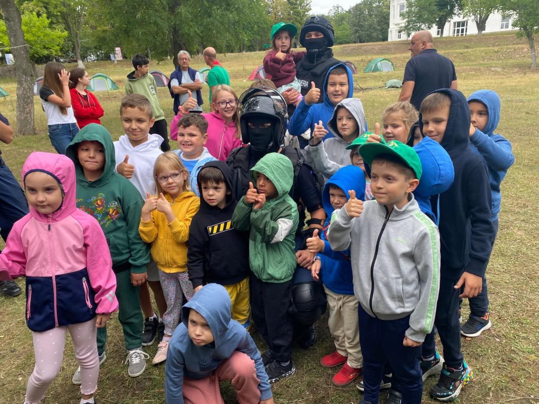 O zi în tabără cu jandarmii dâmbovițeni,  experiență interactivă pentru copii și tineri